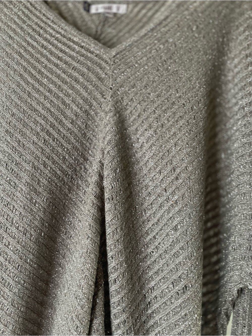 Jennifer Lopez Metallic Gray V-Neck Knit Sweater Oversized - Picture 6 of 8